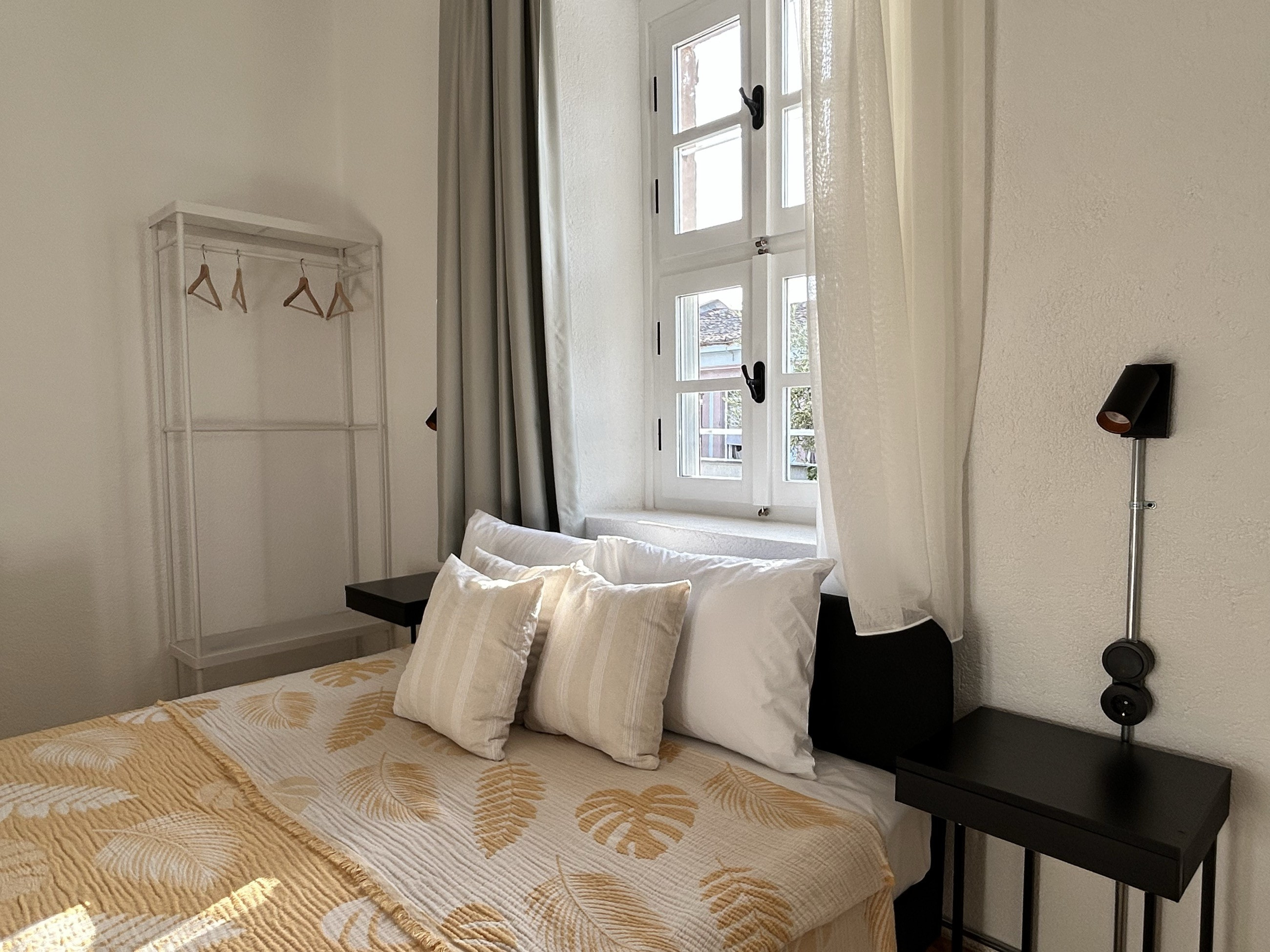 Sakin Guest House odası, aydınlık yatak odası, Cunda