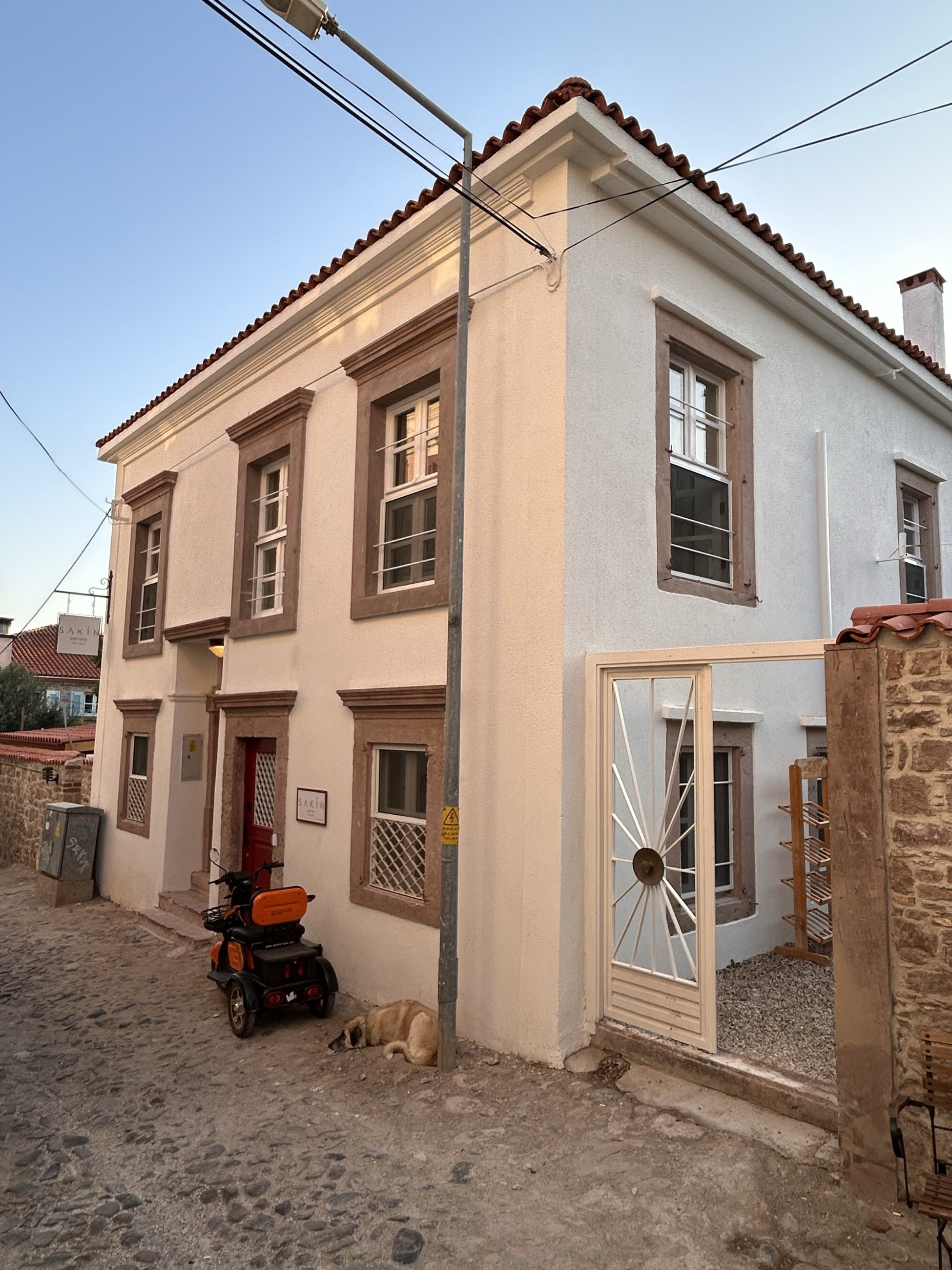 Sakin Guest House, Cunda taş sokaklarında