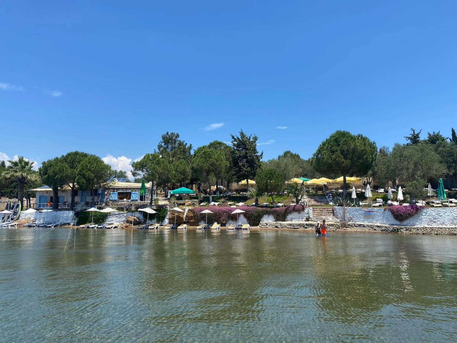 Sakin Plaj, Cunda — koy ve şezlonglar